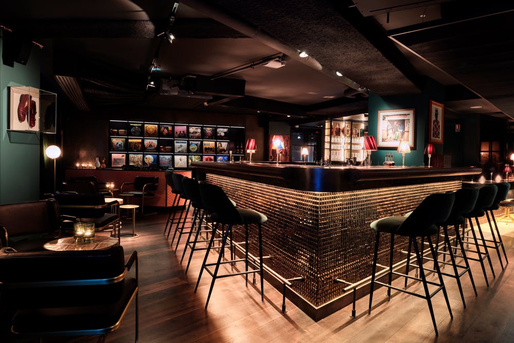 Magenta Room bar at 25hours Hotel Paris, ideal for networking events and gatherings.