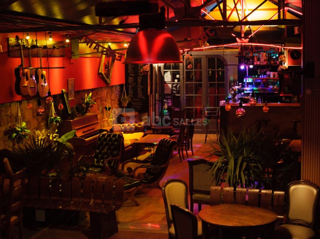 Boxing ring at A.VENUE 58, ideal for events and gatherings with cozy decor.