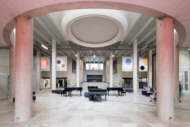 Spacious Galerie Haute venue with high ceilings, ideal for meetings and events.