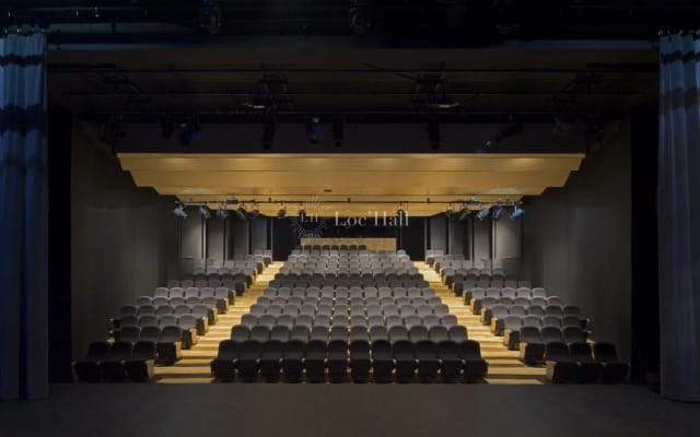 Modern auditorium with tiered seating, ideal for conferences and presentations.