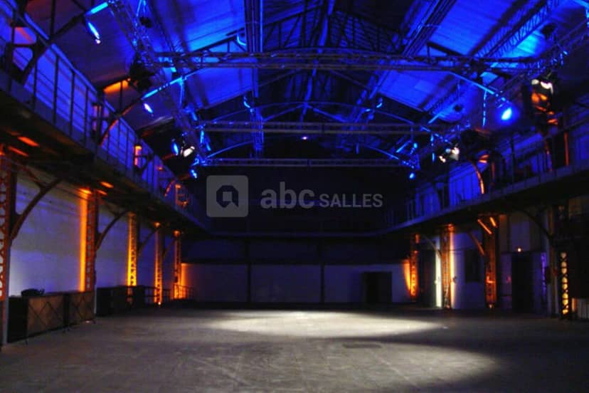 Cour Carrée venue with high ceilings, ideal for conferences and receptions.