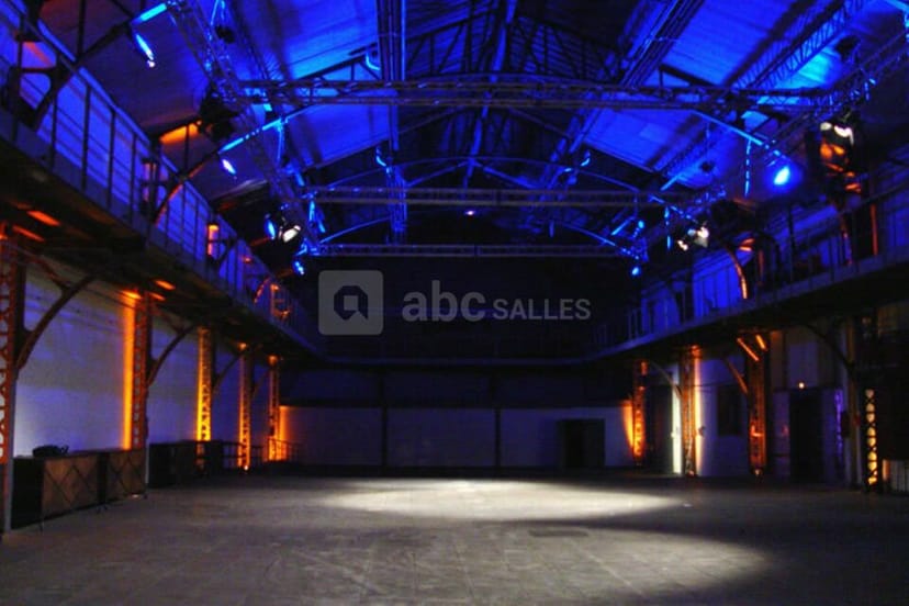 Cour Carrée venue with high ceilings, ideal for conferences and receptions.