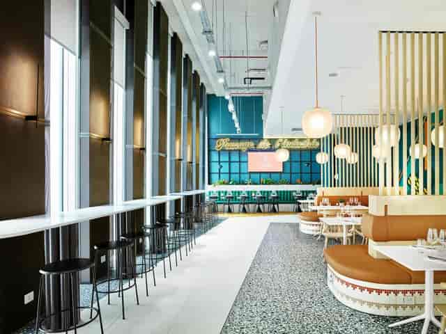 Modern restaurant at H4 Hotel Wyndham Paris, ideal for events and gatherings.