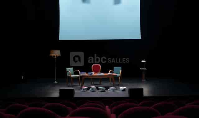 Salle Lautréamont stage setup for panel discussion with red velvet seating.