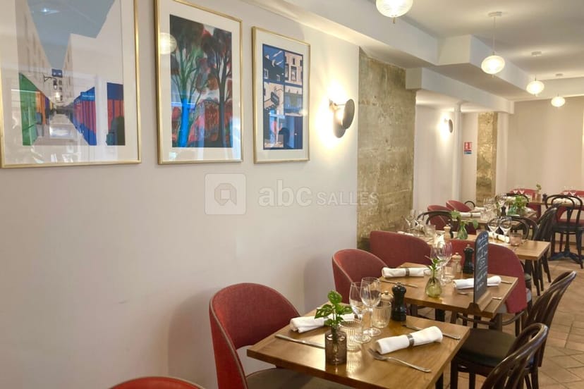 Salle Lautréamont restaurant, elegant decor for intimate gatherings and corporate events.