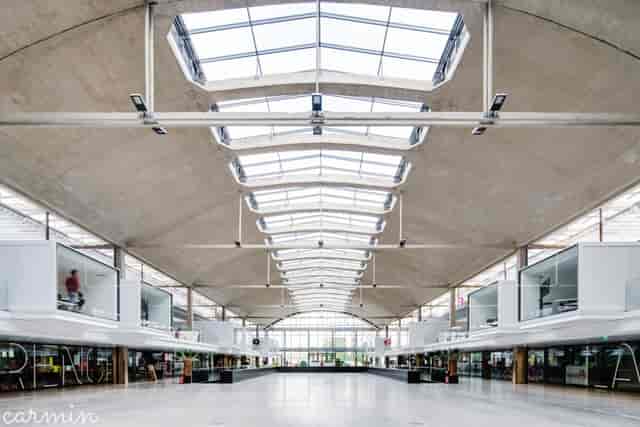 Mezzanine Biblioteca at STATION F: modern venue with high ceilings for events and conferences.