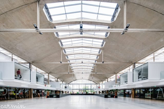 Mezzanine Biblioteca at STATION F: modern venue with high ceilings for events and conferences.