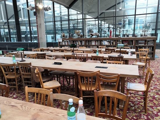 Spacious Mezzanine Biblioteca at STATION F, ideal for workshops and networking events.