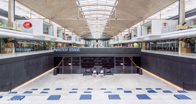 Master stage at STATION F, spacious venue for conferences and exhibitions.