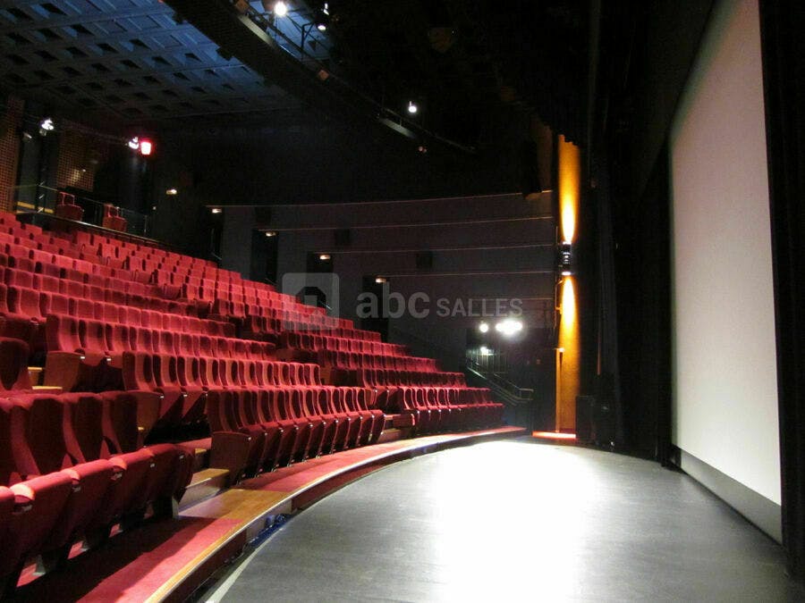 Le Foyer 500 auditorium with tiered seating for conferences and performances.