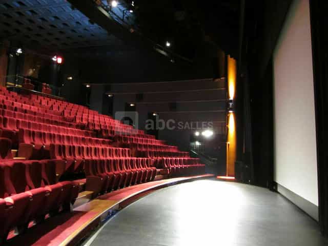 Le Foyer 500 auditorium with tiered seating for conferences and performances.