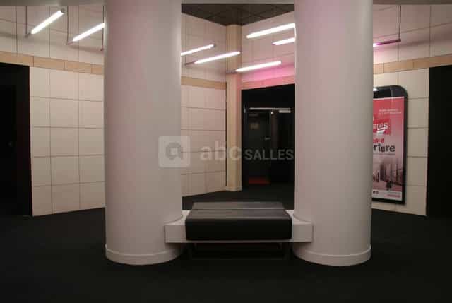 Modern event space Le Foyer 500 with white columns, ideal for meetings and networking.