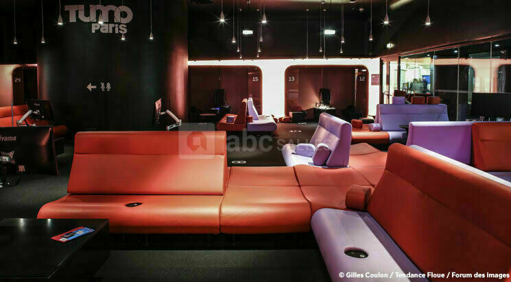 Modern lounge area in Le Hall d'accueil, Forum des images for networking events.