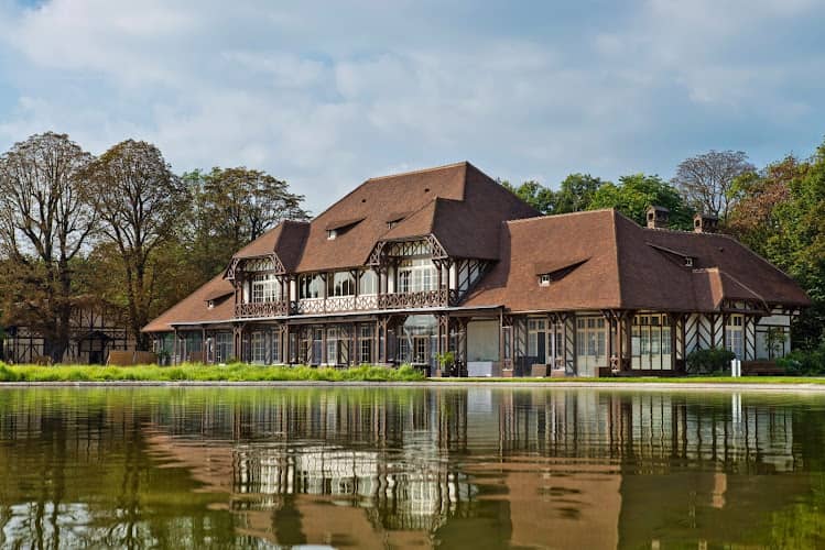 Charming Salon boisé venue by serene lake, perfect for corporate retreats and events.