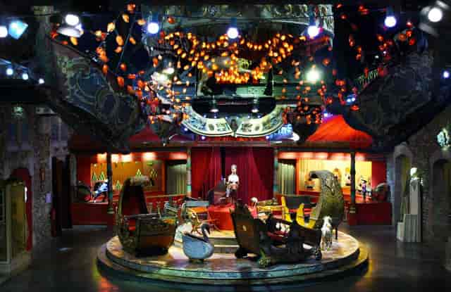 Salons Vénitiens event space with vibrant decor, ideal for themed events and galas.