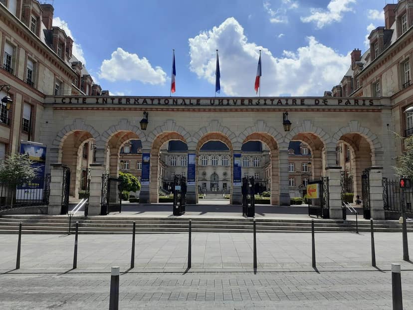Maison internationale dining hall, grand entrance, ideal for conferences and seminars.
