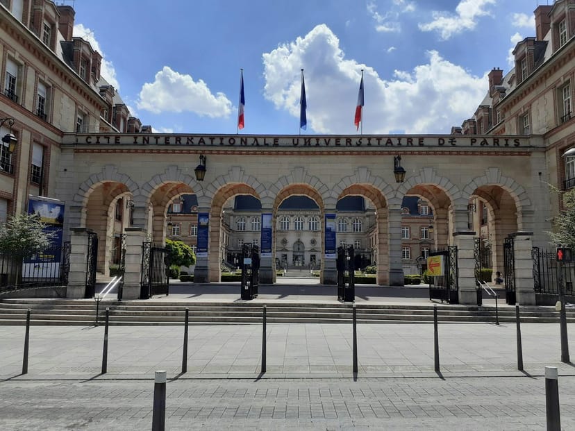 Maison internationale dining hall, grand entrance, ideal for conferences and seminars.