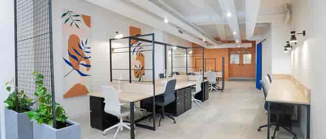 Modern coworking space with natural light, ideal for workshops and meetings.