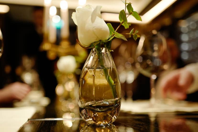Elegant table setting with white rose centerpiece at Hôtel du Collectionneur event.