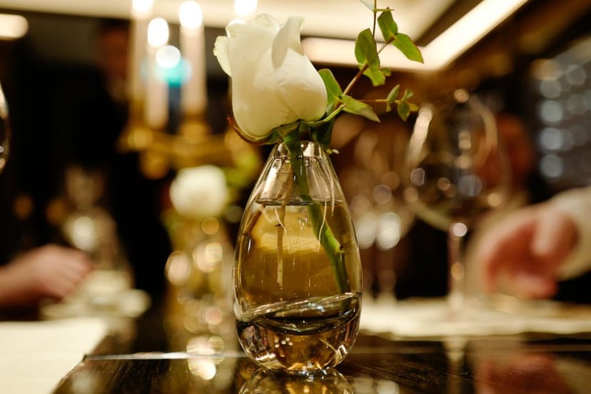 Elegant table setting with white rose centerpiece at Hôtel du Collectionneur event.