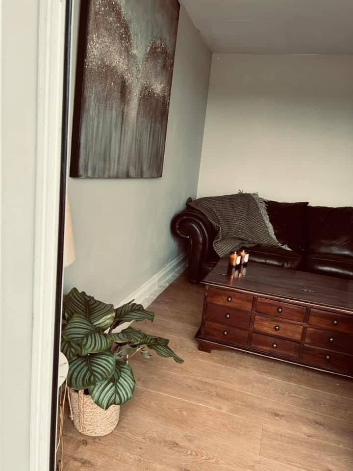 Cozy nail desk with leather couch, ideal for small meetings and client consultations.