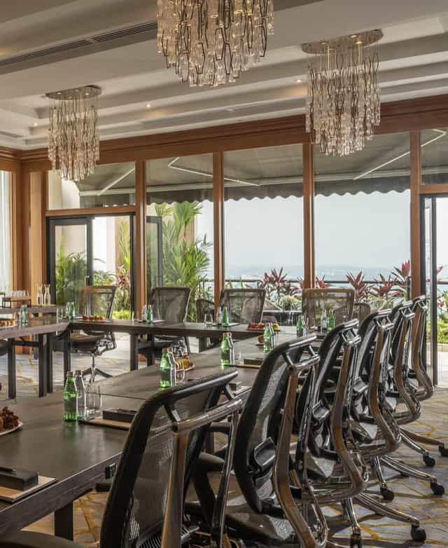 "Windows West meeting room in Four Seasons Singapore, bright and elegant for corporate events."