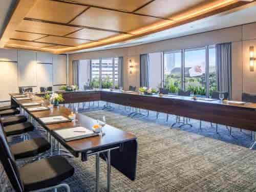 Mercury meeting room at Swissotel The Stamford, featuring elegant table and natural light.