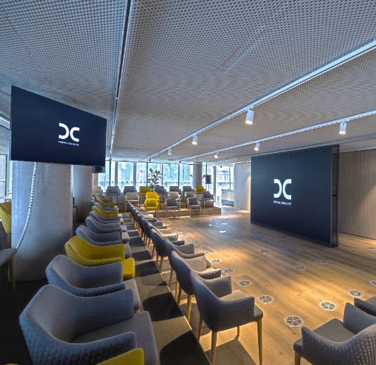 U-shaped auditorium in Como 94, ideal for meetings and workshops with modern seating.