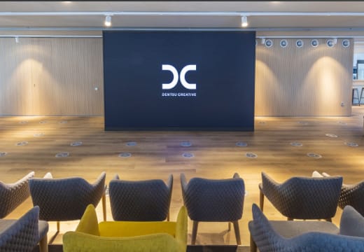 U-shaped auditorium in Como 94 with digital screen, perfect for corporate events.