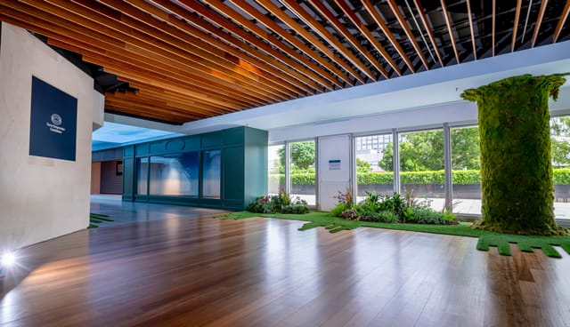 Modern event space with greenery and natural light in Torre Emperador Castellana.