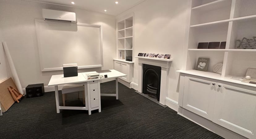 Minimalist meeting space in Feelium, ideal for brainstorming and team collaboration.