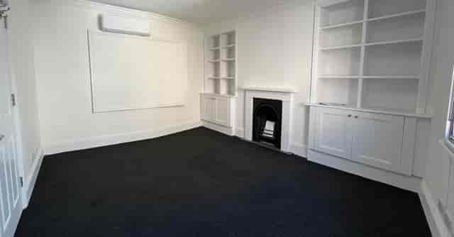 Well-lit meeting room in Feelium with white walls, ideal for workshops and presentations.