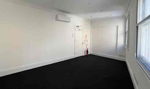 Bright, blank meeting room in Feelium for workshops and gatherings.