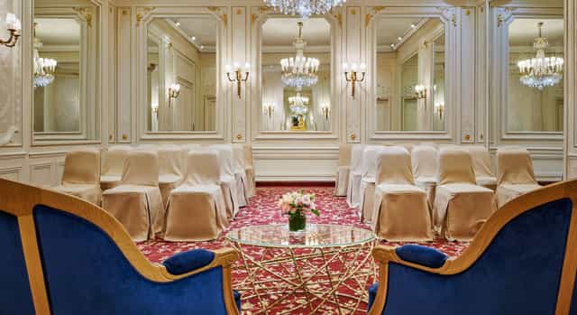 Elegant meeting space at Hotel Westminster Paris, ideal for corporate events and presentations.