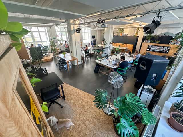 Vibrant co-working space in Workish Berlin, perfect for creative meetings and collaboration.