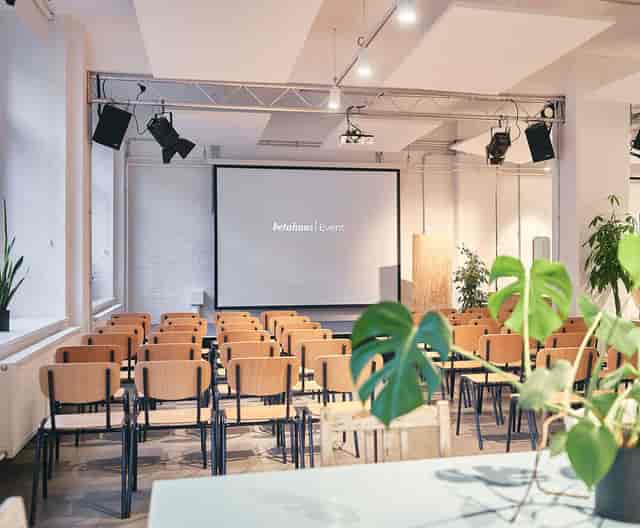 Event space in Workish Berlin with large screen, ideal for workshops and seminars.