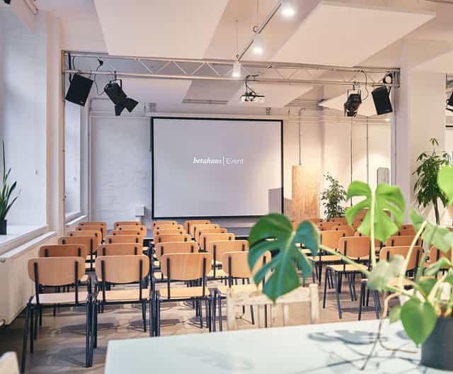 Event space in Workish Berlin with large screen, ideal for workshops and seminars.