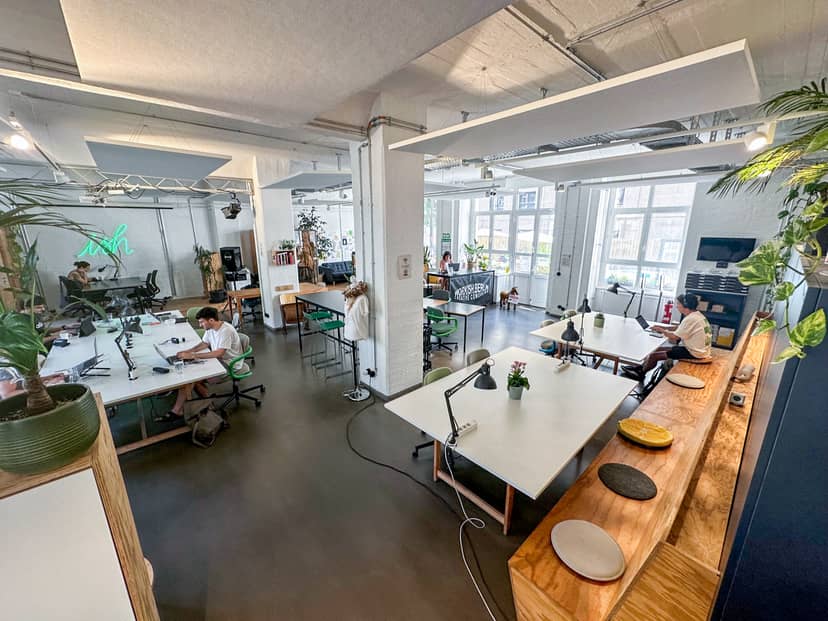 Modern event space in Workish Berlin with natural light, ideal for meetings and workshops.