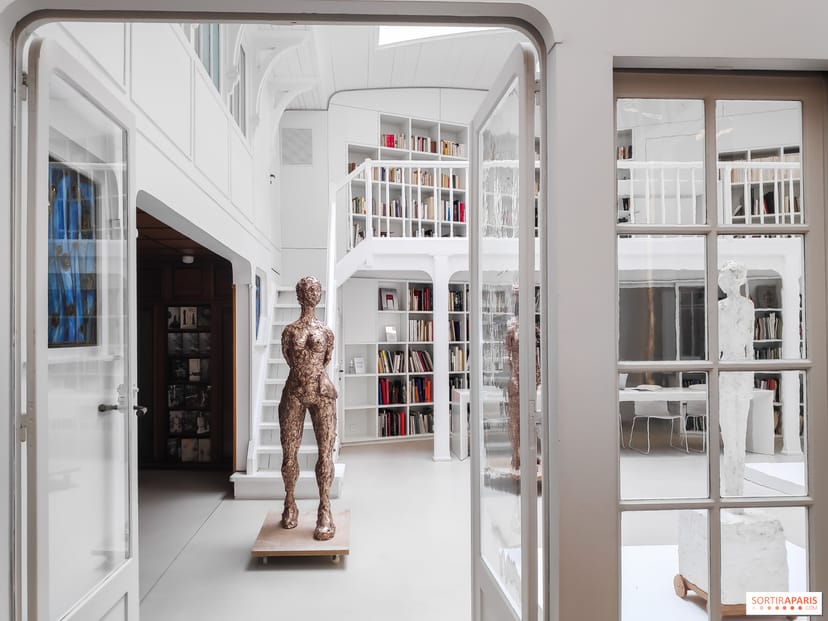 Giacometti Lab event space with artistic sculpture, ideal for creative meetings and workshops.