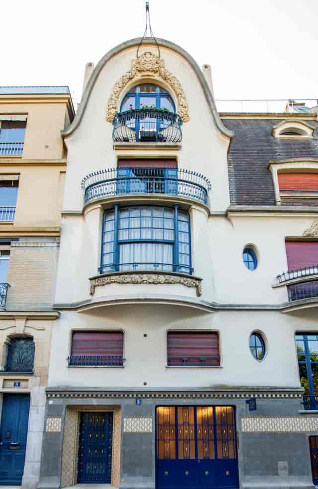 Giacometti Lab facade with balcony, perfect for inspiring events and gatherings.