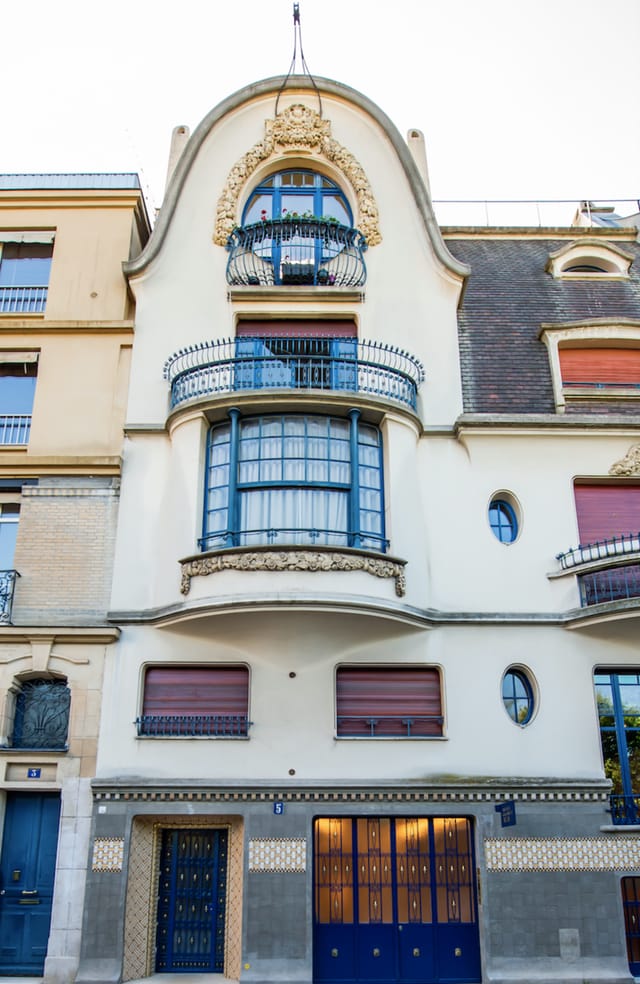 Giacometti Lab facade with balcony, perfect for inspiring events and gatherings.
