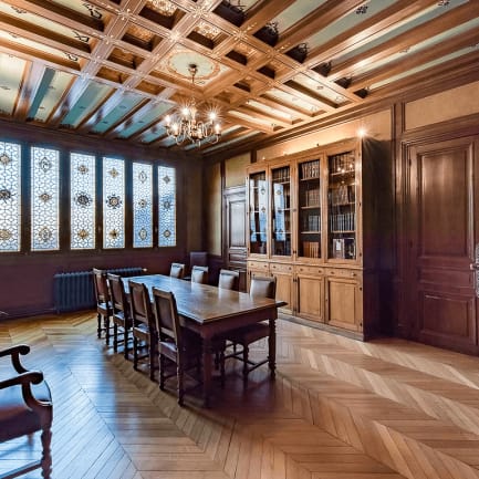 Elegant meeting room with wooden table, ideal for board meetings and gatherings.