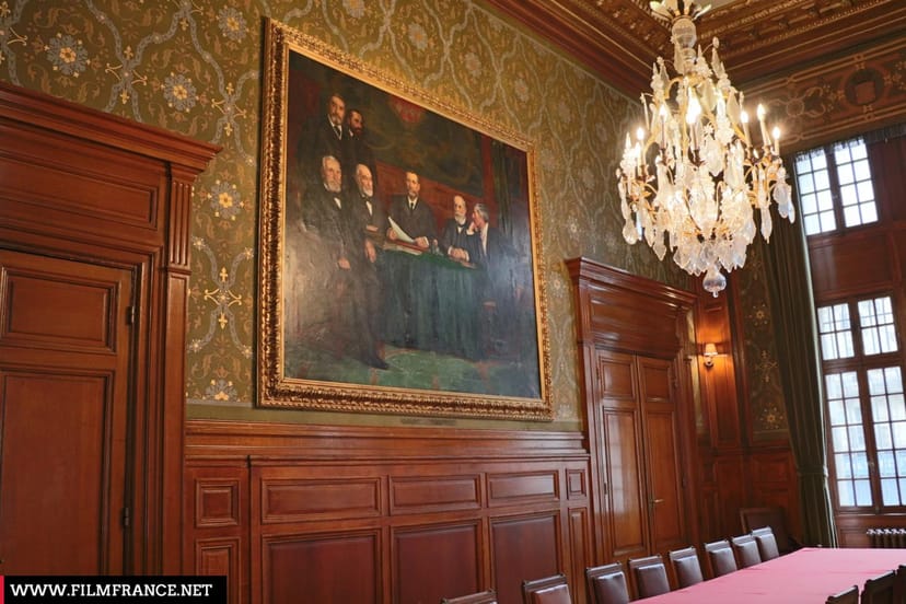 Elegant meeting room with wood paneling, ideal for corporate functions and exclusive events.