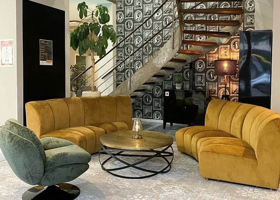 Stylish lounge area in Mitwit for informal meetings and networking events.