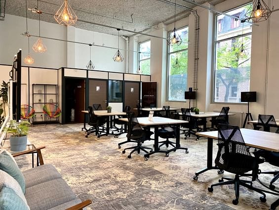 Modern meeting room in Mitwit with natural light, ideal for events and collaboration.