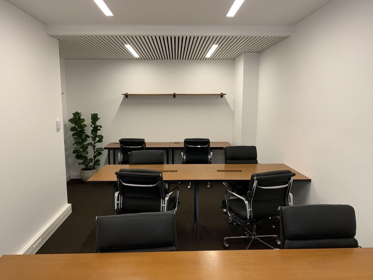 Modern conference room with ergonomic chairs, perfect for workshops and brainstorming.
