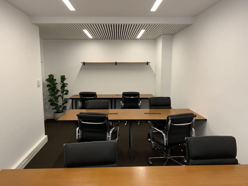 Modern conference room with ergonomic chairs, perfect for workshops and brainstorming.