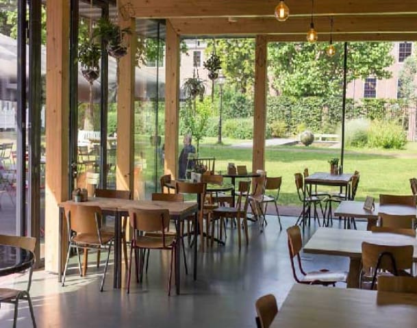 Bright event space with large windows, ideal for networking and gatherings at Dignita Hoftuin.