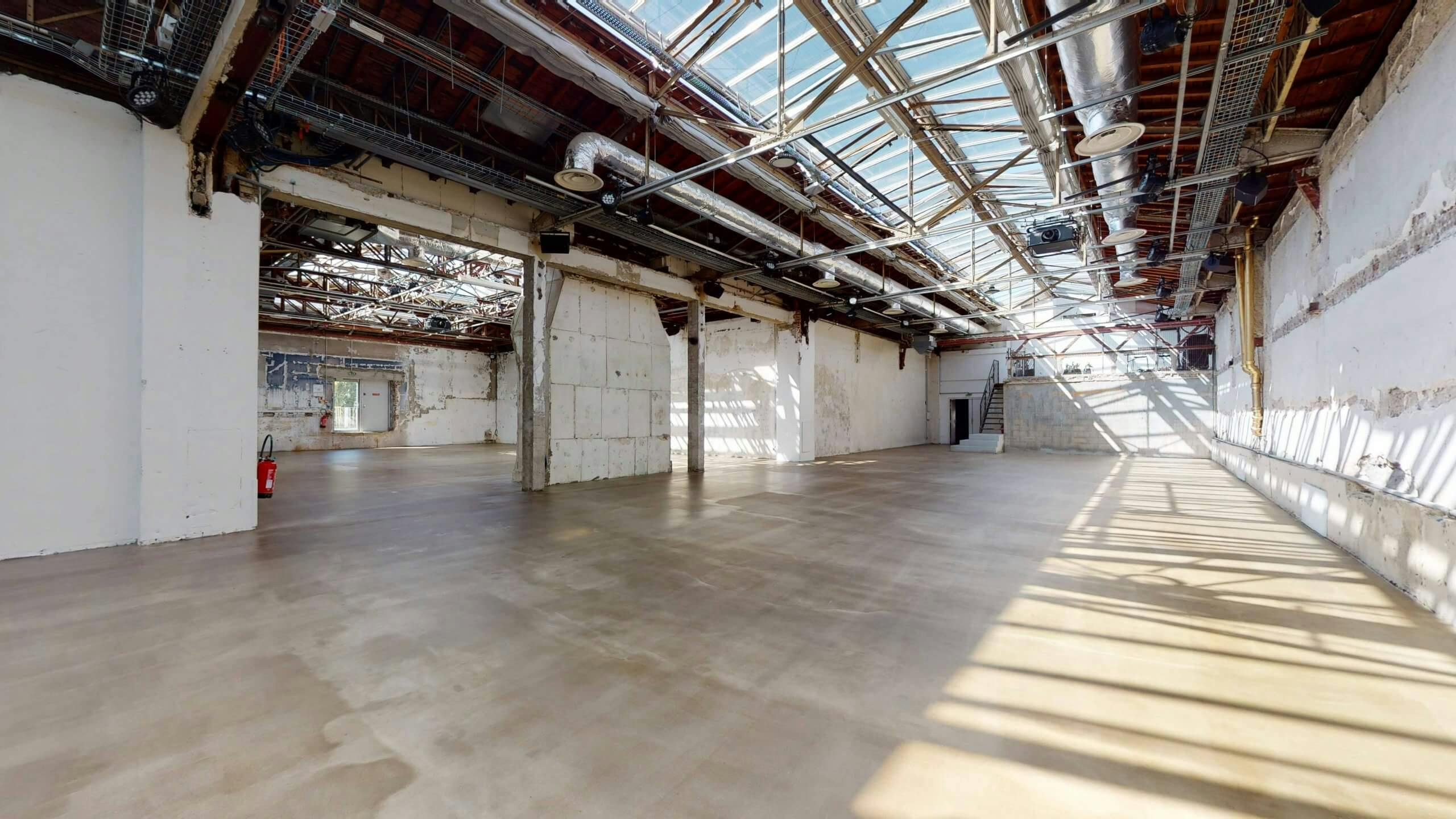 Grande Verrière venue with high ceilings, perfect for corporate events and workshops.