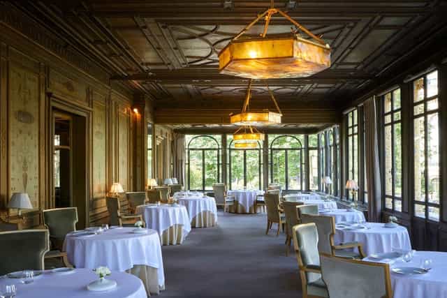 Elegant dining space at Les Littéraires, perfect for upscale events and gatherings.